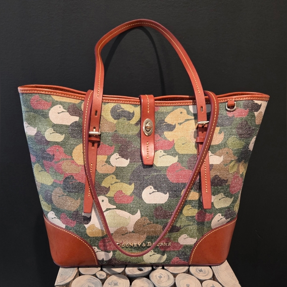 Dooney and Bourke Robinson Collection Camo Duck tote EUC - Picture 2 of 11